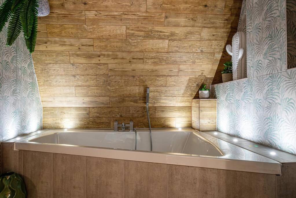 Style & Opulence In Georgian Chapel W Parking Apartamento Bath Exterior foto